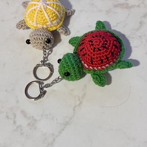 Teknősbéka-Horgolt kulcstartó-amigurumi-gyümölcsös - táska & tok - kulcstartó & táskadísz - kulcstartó - Meska.hu