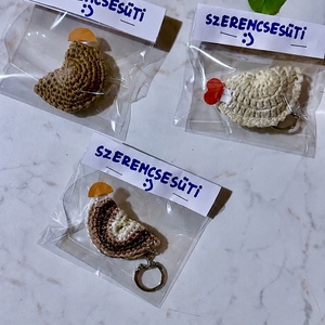 Horgolt szerencsesüti kulcstartó személyes üzenettel � ajándék szerelmeseknek, barátnőnek, anyukának, kollégának - Meska.hu