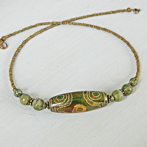 Amulett - női nyaklánc tibeti dzi acháttal és unakit gyöngyökkel, rusztikus női nyaklánc, spirituális nyaklánc - ékszer - nyaklánc - Meska.hu