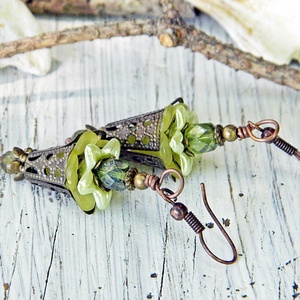Helleborus - fleur design fülbevaló, zöld virágfülbevaló, bohém fülbevaló, steampunk fülbevaló, egyedi boho fülbevaló - ékszer - fülbevaló - lógó fülbevaló - Meska.hu
