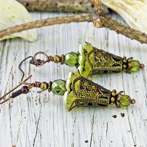 Helleborus - fleur design fülbevaló, zöld virágfülbevaló, bohém fülbevaló, steampunk fülbevaló, egyedi boho fülbevaló - ékszer - fülbevaló - lógó fülbevaló - Meska.hu