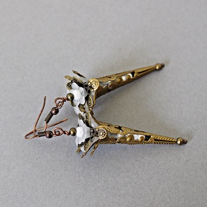 Lily - fleur design fülbevaló,  fehér virágfülbevaló, esküvői fülbevaló, bohém fülbevaló, boho füli,  steampunk füli - ékszer - fülbevaló - lógó fülbevaló - Meska.hu