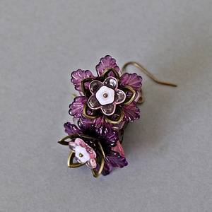 Fuxia - fleur design fülbevaló, lila virágfülbevaló, bohém fülbevaló, boho stílusú fülbevaló, fesztiválékszer, hippi - ékszer - fülbevaló - lógó fülbevaló - Meska.hu