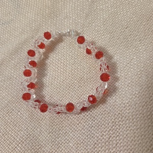 Gyöngyből készült piros karkötő  - ékszer - karkötő - gyöngyös karkötő - Meska.hu