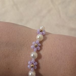 Lila virágos gyöngyből készített karkötő  - ékszer - karkötő - gyöngyös karkötő - Meska.hu