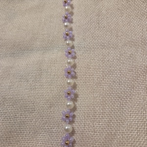 Lila virágos gyöngyből készített karkötő  - ékszer - karkötő - gyöngyös karkötő - Meska.hu