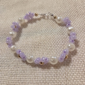 Lila virágos gyöngyből készített karkötő , Ékszer, Karkötő, Gyöngyös karkötő, Gyöngyfűzés, gyöngyhímzés, MESKA