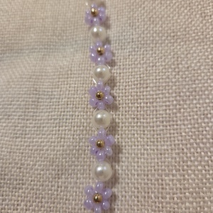 Lila virágos gyöngyből készített karkötő  - ékszer - karkötő - gyöngyös karkötő - Meska.hu