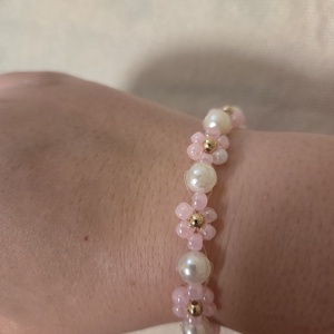 Rózsaszín virágos gyöngyből készített karkötő  - ékszer - karkötő - gyöngyös karkötő - Meska.hu