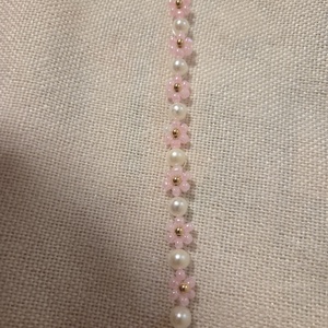 Rózsaszín virágos gyöngyből készített karkötő  - ékszer - karkötő - gyöngyös karkötő - Meska.hu