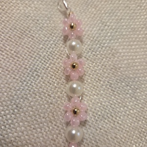 Rózsaszín virágos gyöngyből készített karkötő  - ékszer - karkötő - gyöngyös karkötő - Meska.hu