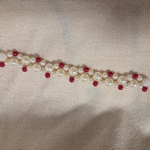 Fehér-piros karkötő , Ékszer, Karkötő, Gyöngyös karkötő, Gyöngyfűzés, gyöngyhímzés, MESKA