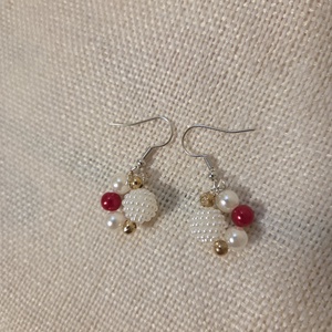 Fehér-piros fülbevaló , Ékszer, Fülbevaló, Lógó fülbevaló, Gyöngyfűzés, gyöngyhímzés, MESKA