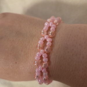 Rózsaszín gyöngyből készült karkötő - ékszer - karkötő - gyöngyös karkötő - Meska.hu