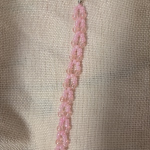 Rózsaszín gyöngyből készült karkötő - ékszer - karkötő - gyöngyös karkötő - Meska.hu