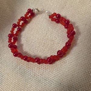 Piros gyöngyből készült karkötő - ékszer - karkötő - gyöngyös karkötő - Meska.hu
