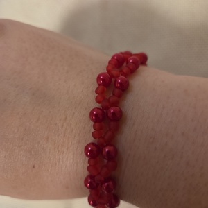 Piros gyöngyből készült karkötő - ékszer - karkötő - gyöngyös karkötő - Meska.hu
