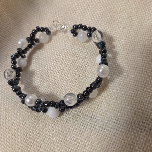 Gyöngyből készült fekete-fehér karkötő  - ékszer - karkötő - gyöngyös karkötő - Meska.hu