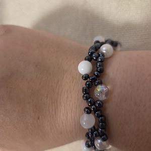 Gyöngyből készült fekete-fehér karkötő  - ékszer - karkötő - gyöngyös karkötő - Meska.hu