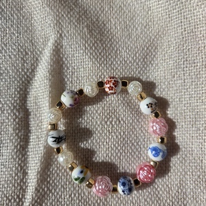 Színes tavaszi virágok -gyöngy karkötő, Ékszer, Karkötő, Gyöngyös karkötő, Gyöngyfűzés, gyöngyhímzés, MESKA