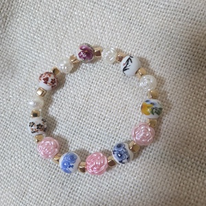 Színes tavaszi virágok -gyöngy karkötő - ékszer - karkötő - gyöngyös karkötő - Meska.hu