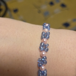 Gyöngyből készült rózsaszín-kék karkötő  - ékszer - karkötő - gyöngyös karkötő - Meska.hu