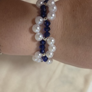 Gyöngyből készült fehér, kék karkötő  - ékszer - karkötő - gyöngyös karkötő - Meska.hu