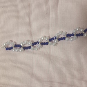 Gyöngyből készült fehér, kék karkötő  - ékszer - karkötő - gyöngyös karkötő - Meska.hu