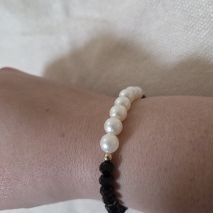 Fehér és fekete gyöngyből készült karkötő  - ékszer - karkötő - gyöngyös karkötő - Meska.hu