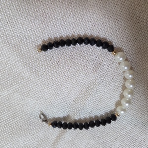 Fehér és fekete gyöngyből készült karkötő  - ékszer - karkötő - gyöngyös karkötő - Meska.hu