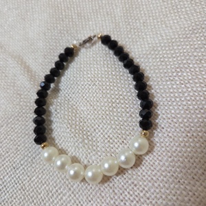 Fehér és fekete gyöngyből készült karkötő , Ékszer, Karkötő, Gyöngyös karkötő, Gyöngyfűzés, gyöngyhímzés, MESKA