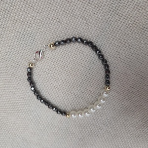 Hematit gyöngyből készült női karkötő  - ékszer - karkötő - gyöngyös karkötő - Meska.hu