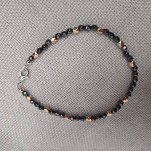 Hematit gyöngyből készült férfi karkötő  - ékszer - karkötő - gyöngyös karkötő - Meska.hu