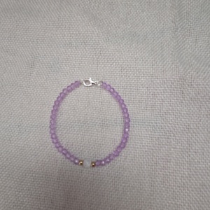 Lila elegáns karkötő  - ékszer - karkötő - gyöngyös karkötő - Meska.hu