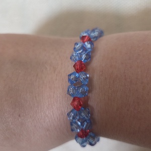 Piros és világos kék karkötő  - ékszer - karkötő - gyöngyös karkötő - Meska.hu