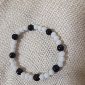 Fehér és fekete gyöngyből készült karkötő  - Meska.hu