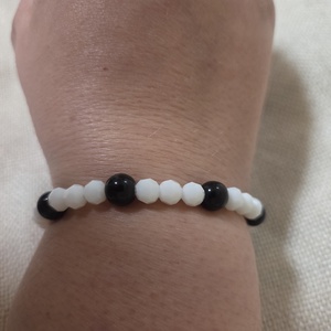 Fehér és fekete gyöngyből készült karkötő  - ékszer - karkötő - gyöngyös karkötő - Meska.hu