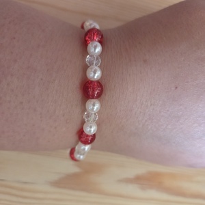 Fehér és piros karkötő  - ékszer - karkötő - gyöngyös karkötő - Meska.hu