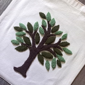 Natúr vászontáska fával díszítve- ha csak leugrasz a boltba, punch needle díszítéssel, közepes méret - táska & tok - bevásárlás & shopper táska - shopper, textiltáska, szatyor - Meska.hu