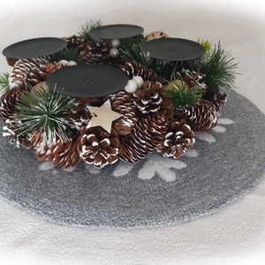 Hópellyel díszített asztali szőnyeg, bútorvédő,  mécsestartó, adventi koszorú alá, karácsonyi dekoráció - karácsony - karácsonyi lakásdekoráció - ünnepi asztaldekoráció - Meska.hu