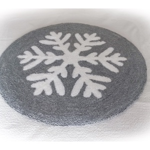 Hópellyel díszített asztali szőnyeg, bútorvédő,  mécsestartó, adventi koszorú alá, karácsonyi dekoráció - karácsony - karácsonyi lakásdekoráció - ünnepi asztaldekoráció - Meska.hu