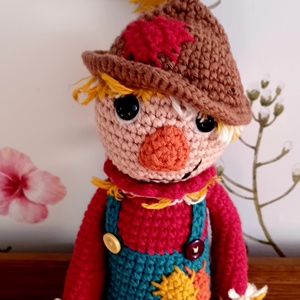 Amigurumi madárijesztő figura - játék & sport - plüssállat & játékfigura - más figura - Meska.hu
