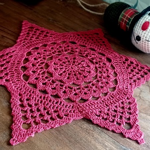 Bordó horgolt karácsonyi csillag - otthon & életmód - dekoráció - asztal és polc dekoráció - horgolt & csipketerítő - Meska.hu