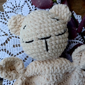 Amigurumi bézs színű alvós maci  - játék & sport - plüssállat & játékfigura - maci - Meska.hu
