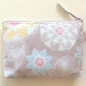 Szürke csipkés, kétrekeszes, pasztell irattartó pénztárca, neszesszer natúr, bézs színben -  - Meska.hu