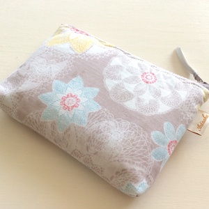 Szürke csipkés, kétrekeszes, pasztell irattartó pénztárca, neszesszer natúr, bézs színben -  - Meska.hu