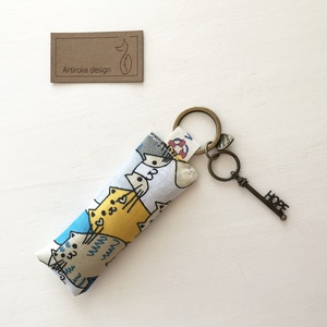 Cica mintás,  remény (HOPE) kulcstartó, vintage kulcs dísszel - Artiroka design -  - Meska.hu
