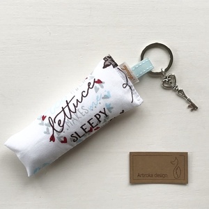 Nyuszi a réten, türkiz - fehér mintás kulcstartó kis vintage kulcs dísszel - Artiroka design  - táska & tok - kulcstartó & táskadísz - kulcstartó - Meska.hu