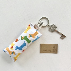 Tacskó kutya mintás kulcstartó, vintage kulcs  díszítéssel - Artiroka design - táska & tok - kulcstartó & táskadísz - kulcstartó - Meska.hu