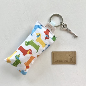 Tacskó kutya mintás kulcstartó, vintage kulcs  díszítéssel - Artiroka design - táska & tok - kulcstartó & táskadísz - kulcstartó - Meska.hu